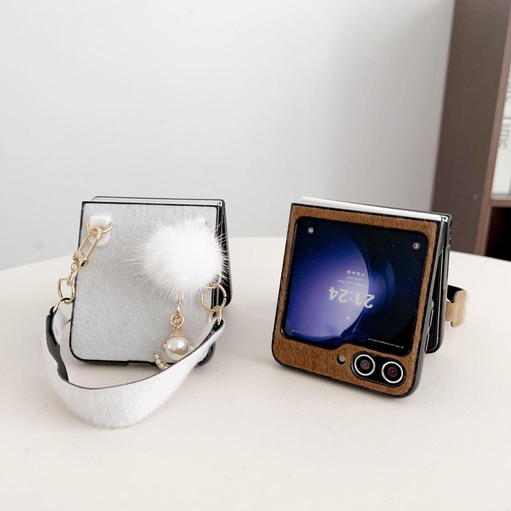 Capa de Celular Samsung Z Flip Pelo de Vison com Bola de Pelúcia DIY para Modelos 3-7