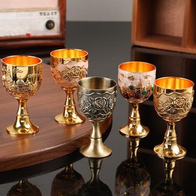 Europäische Vintage Weingläser, Mini-Spirituosenbecher mit geschnitztem Schloss 30 ml, Tragbarer Bronzelegierungs-Spirituosenkelch, Hochzeitsdekoration