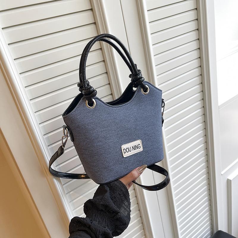 Denim vegetable basket small bag women's 2025 new autumn and winter fashion commuter bucket bag high-end sense contrasting color messenger bag