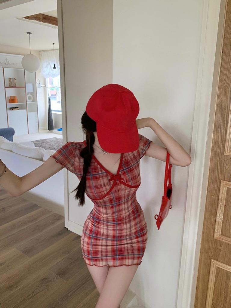 Red plaid short-sleeved dress, female summer spice girl hip-wrapped short skirt, low-cut v-neck skirt