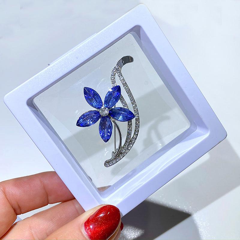 Exquisite Pearl Scarf Buckle: Rhinestone Butterfly Brooch & Bow