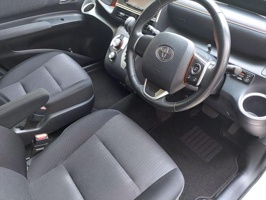 Complete set of floor mats for the 10 Series Sienta including car carpets and floor Fits vehicles manufactured after August Kyowa (7-passenger), mats.