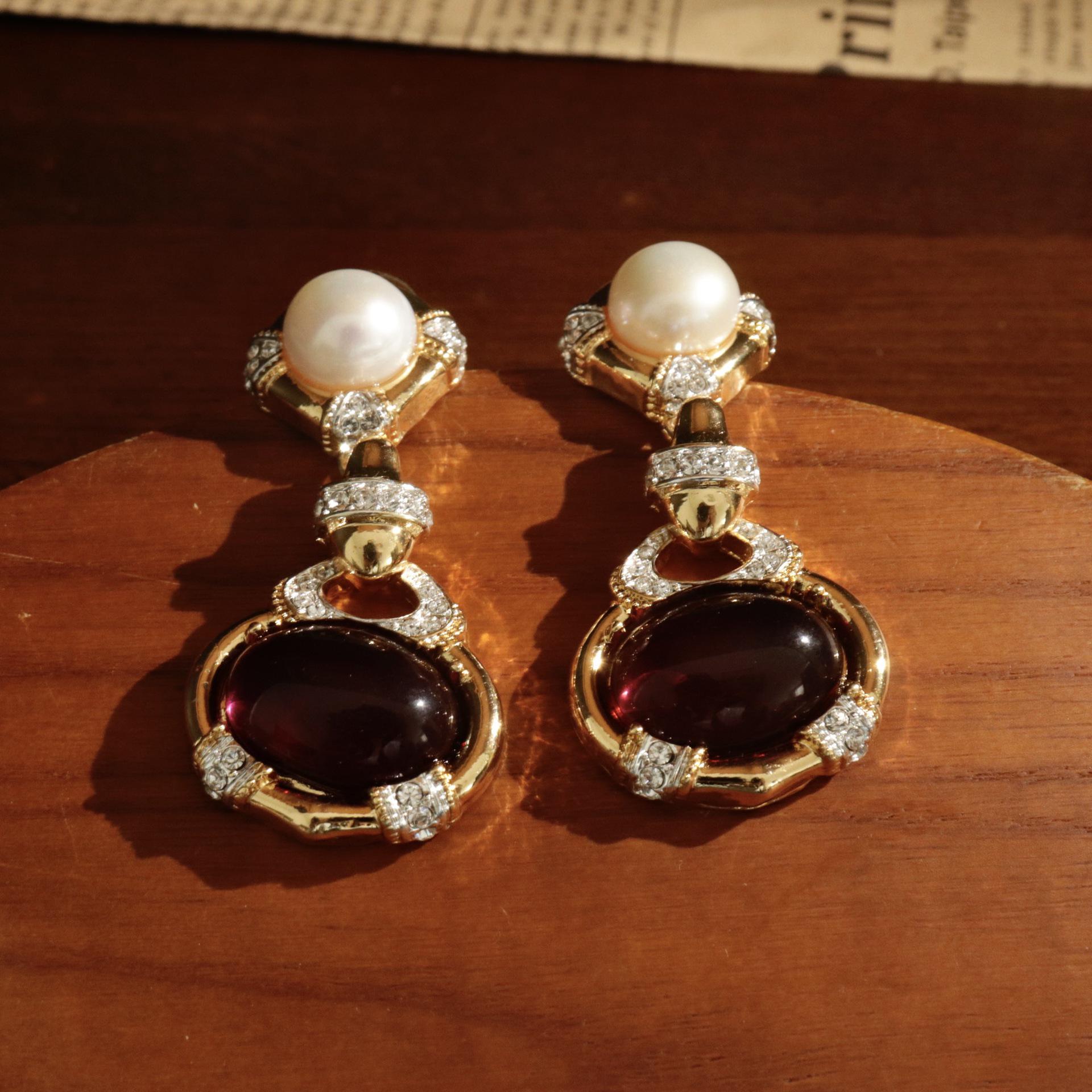 Elegant Retro Geometric Pearl Ear Studs