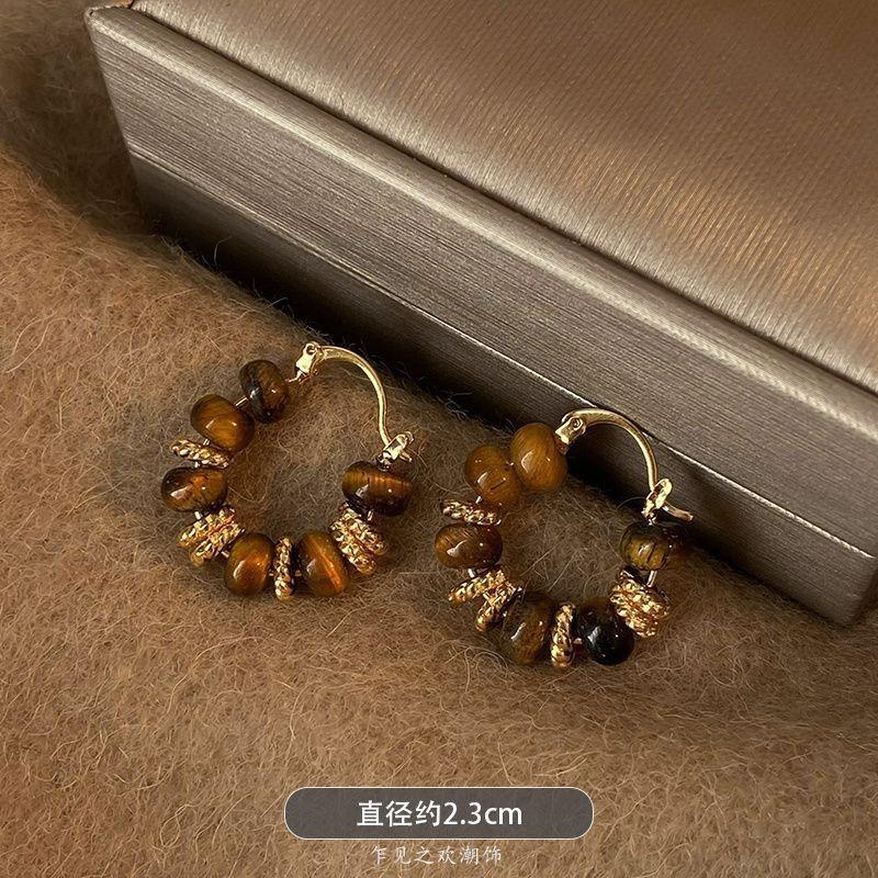 Autumn and winter Maillard retro ear buckles are versatile, simple and fashionable, Korean women s stud earrings, niche design t