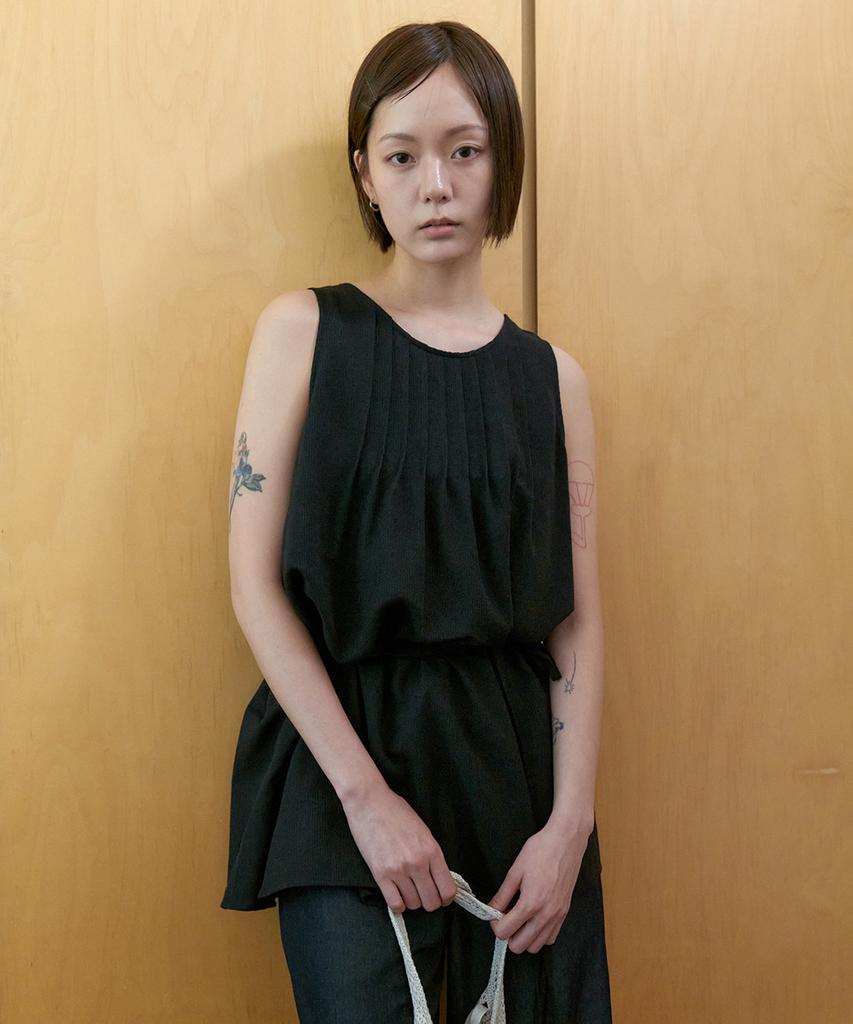STEP AROUND Tucked Strap Tunic Blouse_Black