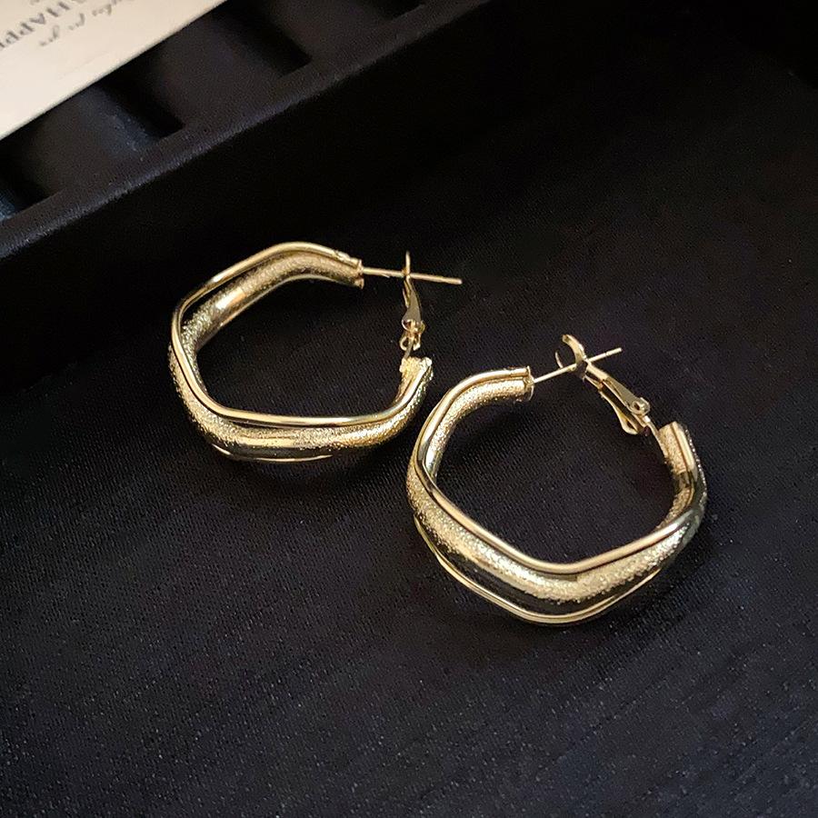 

Silver Needle Irregular Wave Round Earrings Light Luxury High-end Earrings European and American Retro Fashion Temperament Earrings