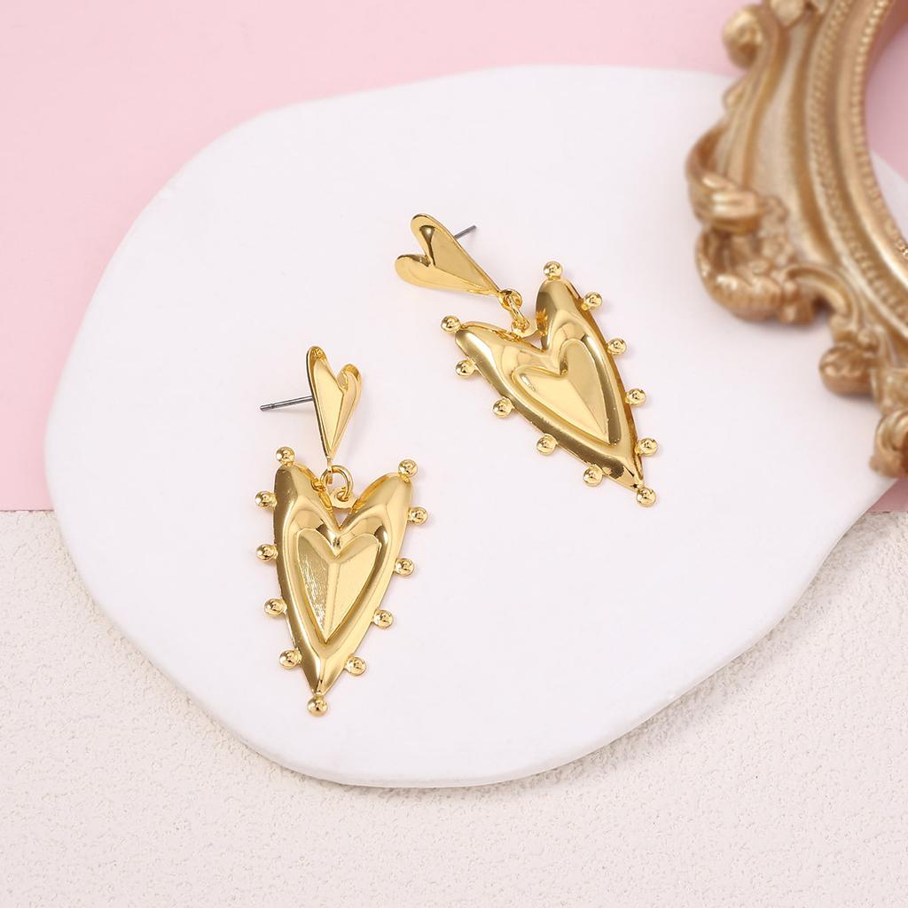New French retro semi-three-dimensional heart-to-heart pointed peach earrings personality niche simple fashion model
