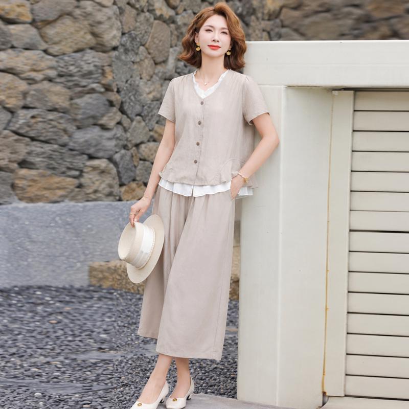 Elegant Middle-Aged Women's Summer Short-Sleeve Suit