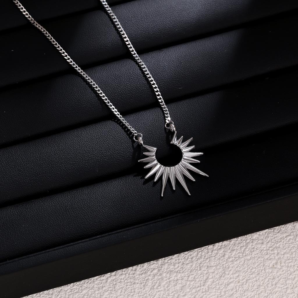 Popular retro sunflower gold-plated necklace niche design light luxury stainless steel fan-shaped collarbone chain pendant