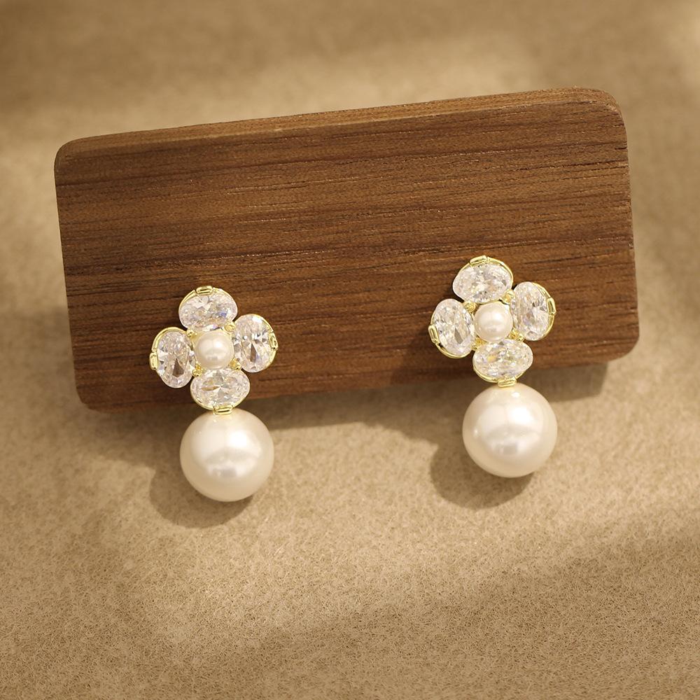 Niche light luxury stone earrings, fashionable and simple diamond-encrusted flower earrings, French gentle pearl ear clips, new popular models
