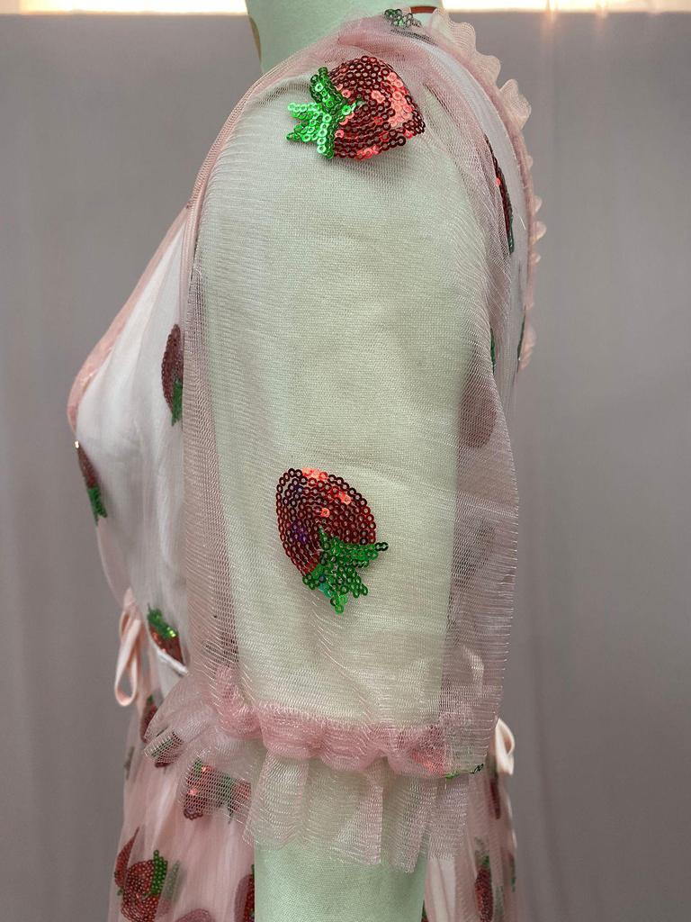 2025 Francouzské šaty s dlouhou plisovanou sukní z flitrů a síťoviny s jahodovým potiskem