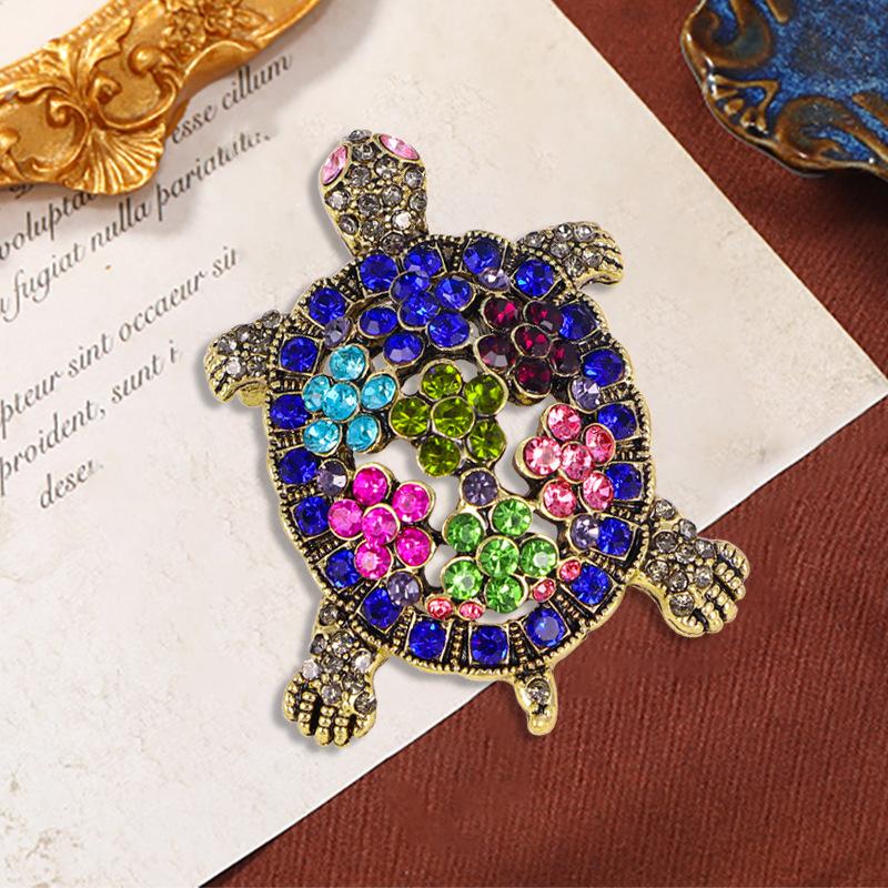 Fashionable personalized retro crystal rhinestone turtle brooch, alloy inlaid with diamonds, animal chest flower female brooch, turtle chest flower