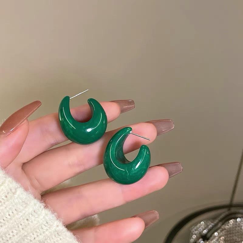 

Retro Charm Geometric Water Drop U-shaped Deep Grandmother Green Resin Stud Earrings for Women Temperament Simple Jewelry Gifts зелёный