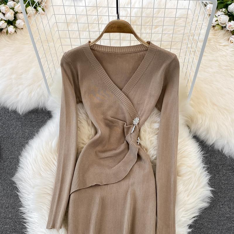 RUGOD Jarní a podzimní nové Retro elegantní a sexy Slim Fit Pletené šaty s dlouhým rukávem a výstřihem do V