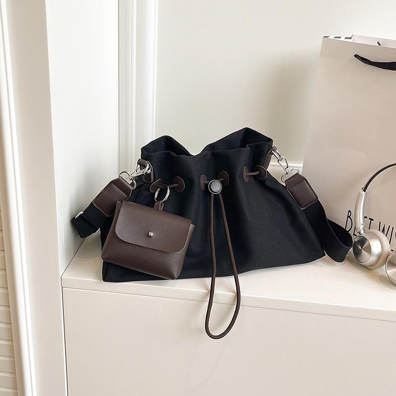 Niche design bundle bucket bag women s 2025 autumn new fashion simple temperament commuter shoulder messenger bag
