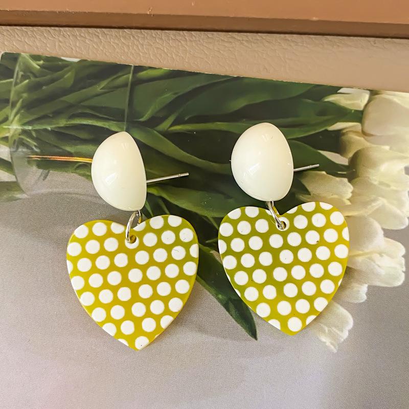 

Серьги в красный горошек в стиле ретро в Гонконге: Игривый и элегантный дофаминовый импульс