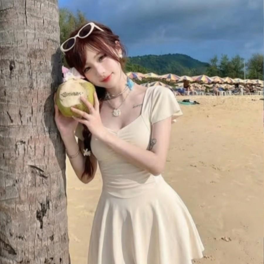 Suspender one-piece swimsuit for women, pure desire, advanced sense, conservative and thin, covering meat, Korean version of girl's hot spring seaside