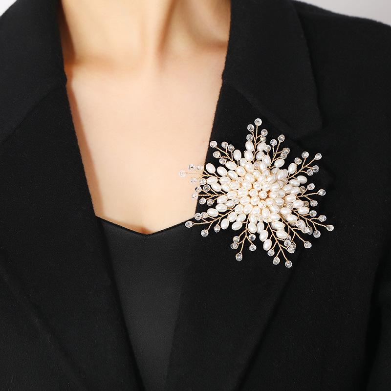 Handmade high-end temperament luxury pearl snowflake brooch women's high-end sense elegant corsage coat pin accessories