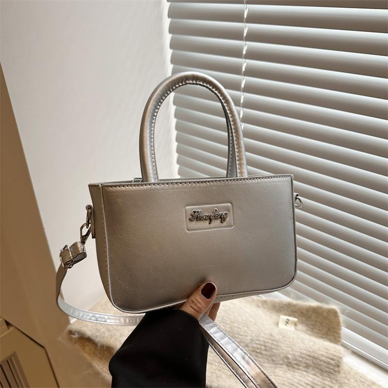 High-value handbag 2025 winter new niche design versatile ins shoulder messenger bag women