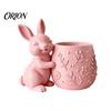 Maceta Verde Pequeña Conejo Abrazando Suculentas Impresa en 3D, Flor de Conejo Linda con Cuerpo Floral Compacto en Relieve, Decoración de Escritorio Mini para
