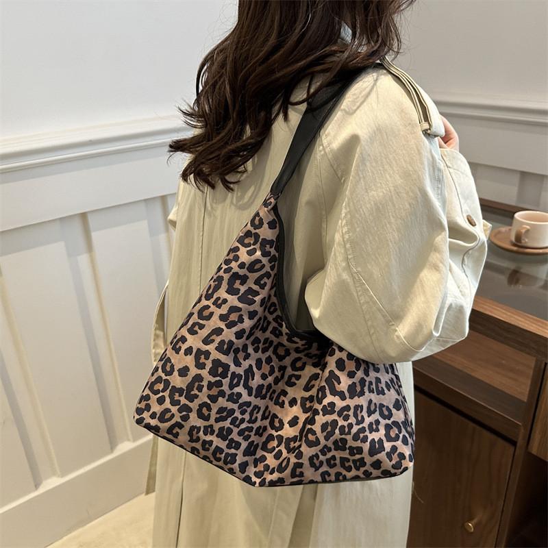 Versatile And Casual Leopard Pattern Tote Bag For Everyday Use With Pu Material