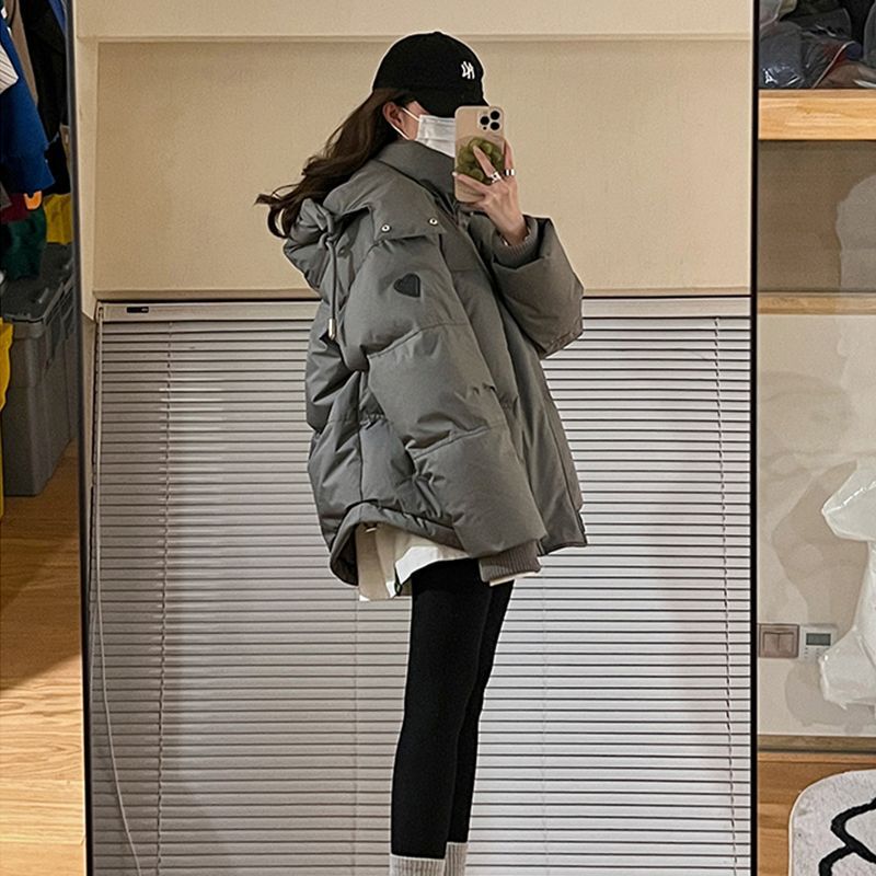 

В тренде новые зимние пуховые изделия для женщин: свободные и утолщенные изделия с хлопковой подкладкой, куртки с хлопковой подкладкой, а также одежда на хлопковой подкладке.