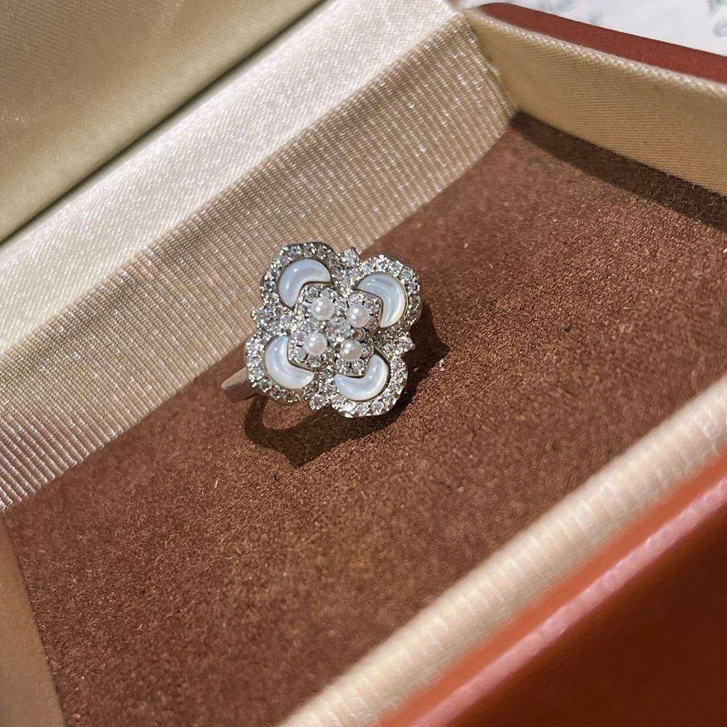 Leichter Luxus Retro Hofstil Perlmutt Vierblättriges Kleeblatt Blume Halskette Ohrstecker High-End Schmuckset