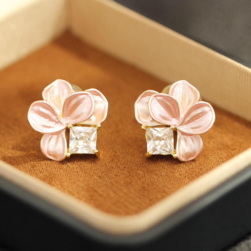 Sweet temperament, pink and white oil-dripping petal earrings, gold-plated stone-studded exquisite pierless earrings, earrings, women's earrings.