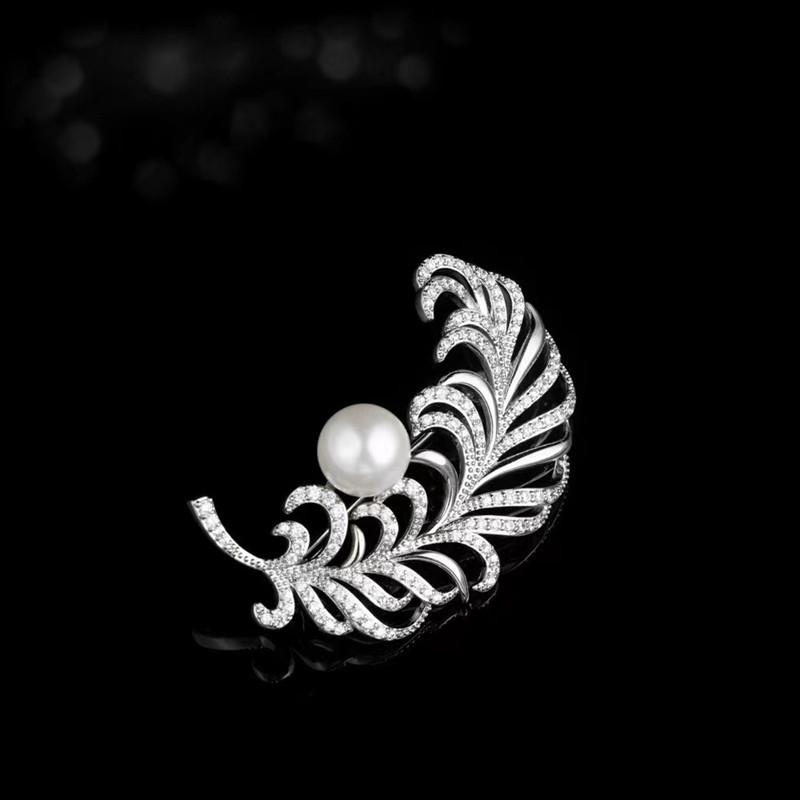 Fashion light luxury feather brooch design elegant brooch new Internet celebrity explosion pin accessories