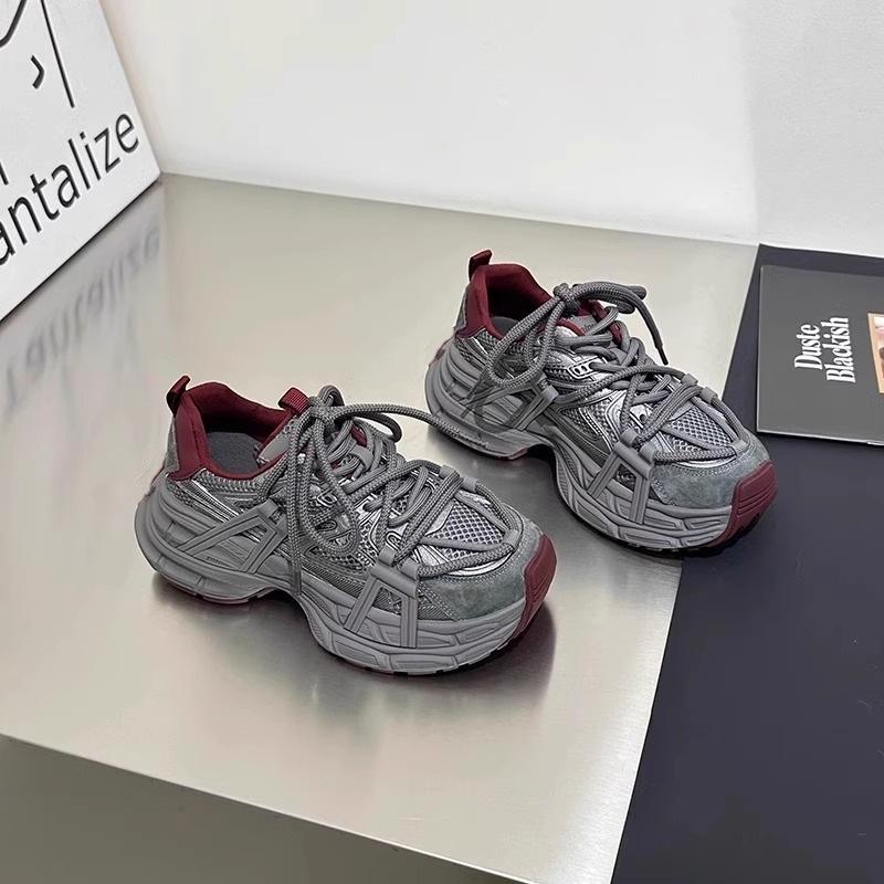 Autumn and Winter Retro Dad Shoes for Women 2026 New Thick Soled Height Increasing Casual Sports Shoes Trend