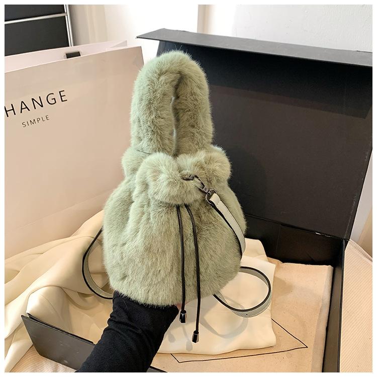 Autumn and winter new plush bag women's Korean version fashion portable bucket bag pumping belt simple single shoulder oblique span hair bag women
