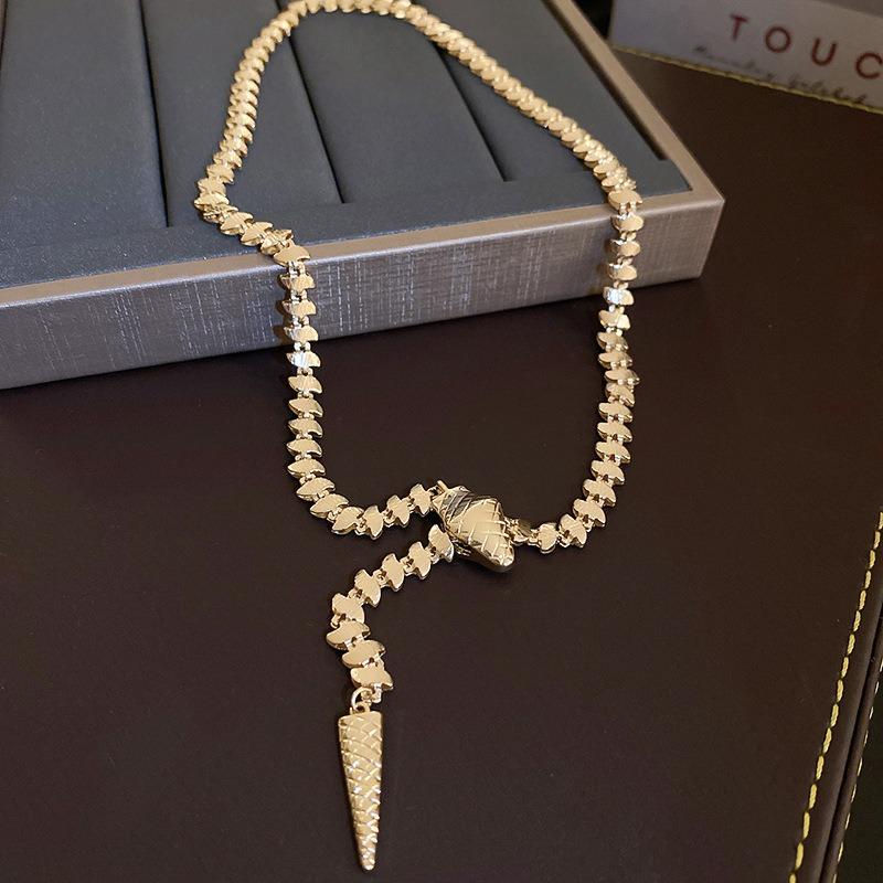 Brushed water drop love pendant, pull-out necklace, simple and high-end sweater chain, niche cold wind necklace jewelry