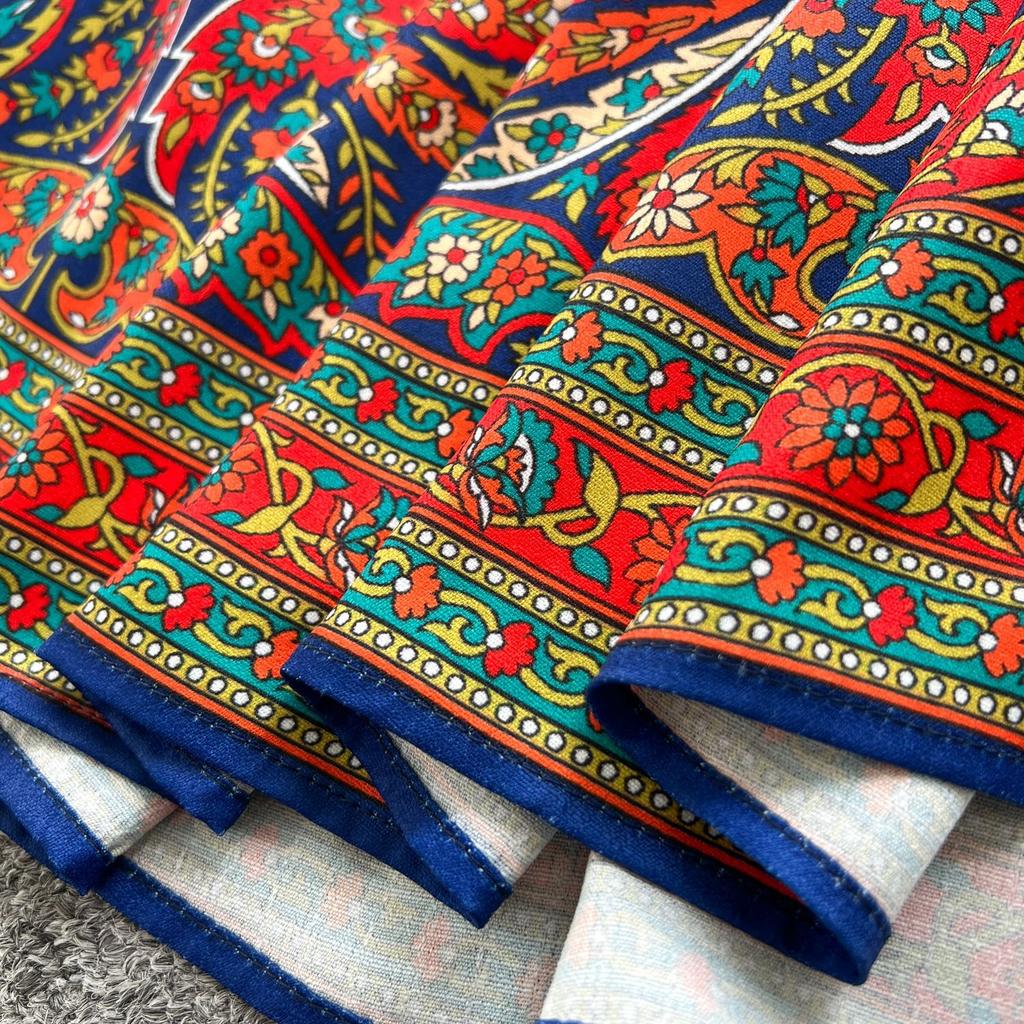 Rochia imprimată la modă din această vară este o rochie retro și elegantă cu talie marcată și mâneci lampion.