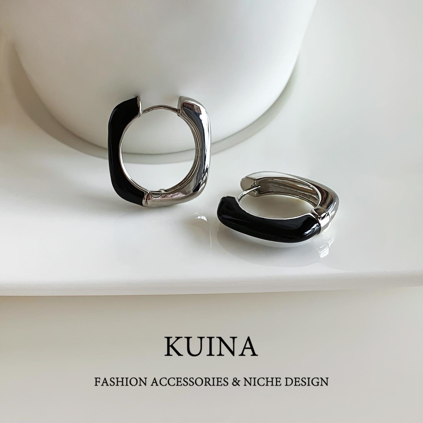 Niche simple square ear buckle earrings, black enamel color matching earrings, light luxury earrings.