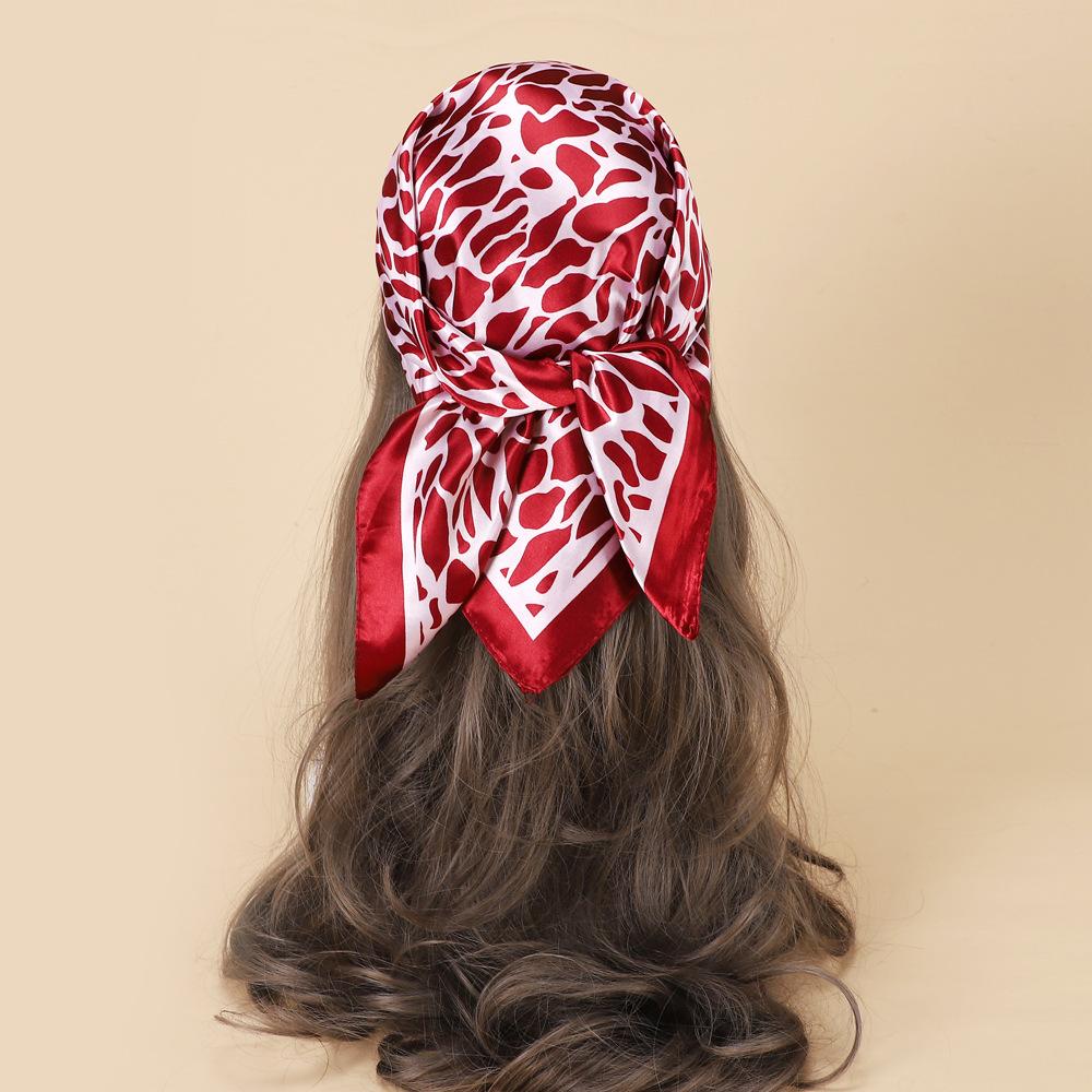 Leopardtrykk lite silkeskjerf 60 cm lite firkantet skjerf Dameskjerf Dekorativt hodeskjerf Mote silkeskjerf Halskjede