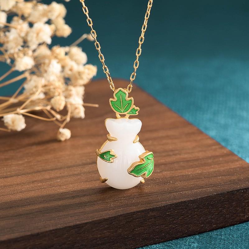 

Айюань Китайская ваза в придворном стиле из белого нефрита и ожерелье с подвеской в виде мешочка с деньгами 24K Gold Plated