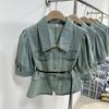 Manteau court tendance et ajusté avec design ceinturé, col vintage et tissu denim exquis