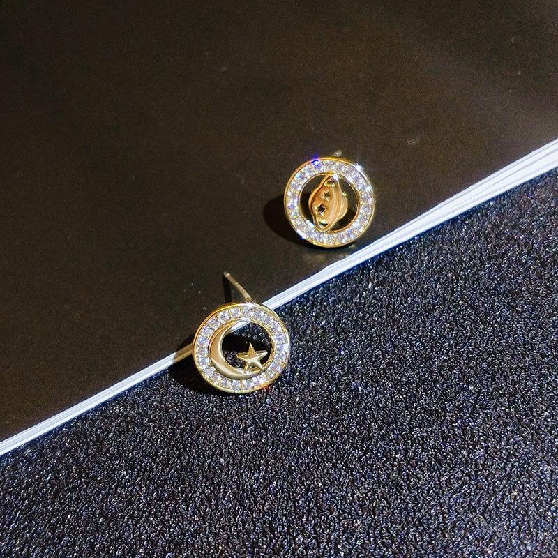 High End Sense Circle Fashion Diamond Earrings for Women Asymmetric Star and Moon Earrings Super Fairy Fresh Simple Ear Clip Without Ear Holes