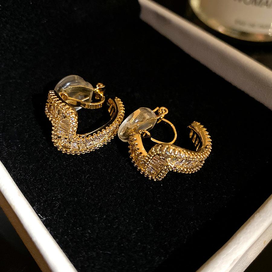 

K real gold electroplated zircon twisted ear clips simple and fashionable earrings light luxury high-end earrings design sense niche