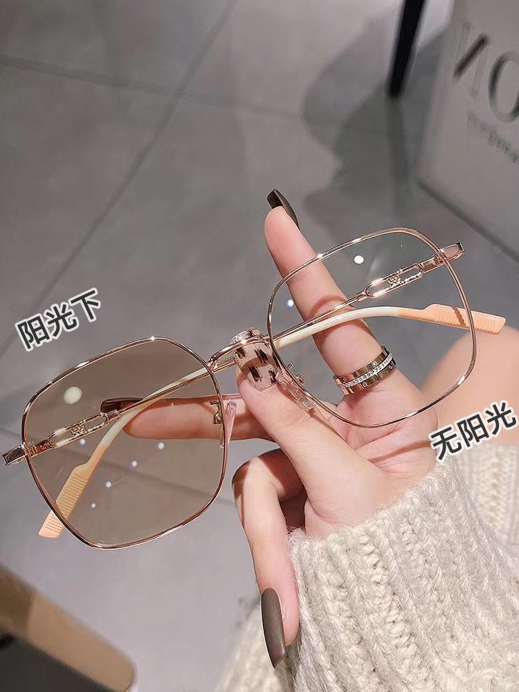Photosensitive color-changing anti-blue light glasses female Internet celebrity large frame plain anti-blue light color-changing myopia glasses sungla