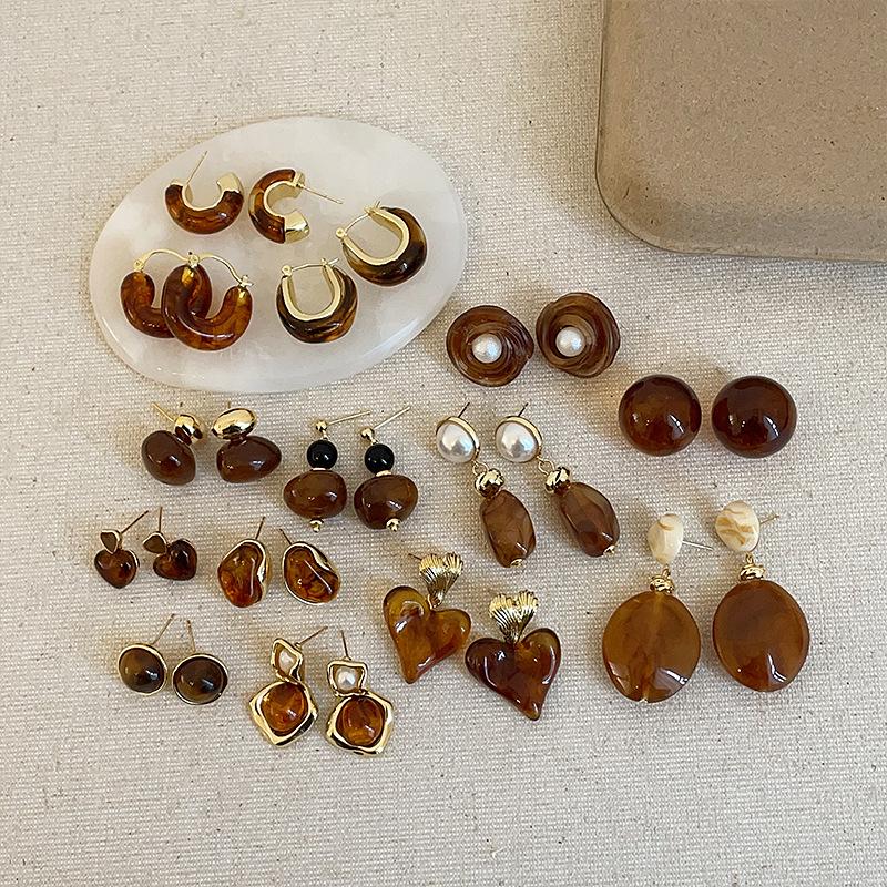 Exquisite Maelard Brown Resin Stud Earrings for Women: High-End, Fashionable, and Versatile Autumn/Winter Ear Accessories