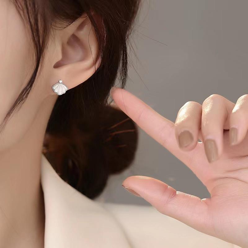 Stainless Steel Cast Minimalist Earrings 18K Waterproof  Sterling Silver Stud Earrings Women's Niche Design High-quality Mother-of-pearl Earrings