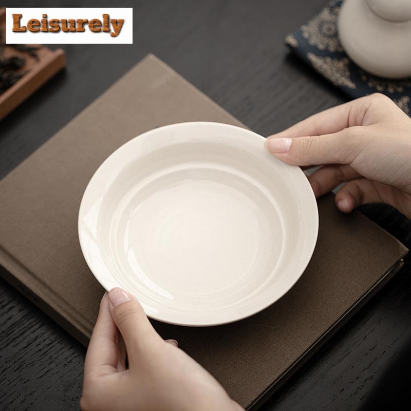 Tráva, dřevo, šedá glazovaná nádoba, držák na ložisko, ručně malovaný kaligrafický stůl na suchý čaj, tácek na ovoce, čajové předměty, příslušenství