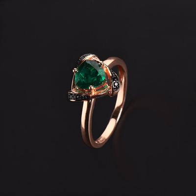Splendido anello in argento sterling 925 2.20ct creato Smeraldo Triangolare 7.0mm Nano gioiello fine per riunioni da donna e abbigliamento da matrimonio