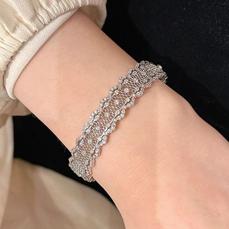 

Light luxury new in starry sky lace hollow out full diamond bracelet for women fashion design romantic bracelets wedding срібний