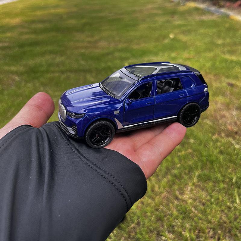 1/36 Alloy Diecasts Metal Toy Car Model X7 Range Rover Toy Vehicles Miniature Car Model with Light Toys for Boys Christmas Gifts