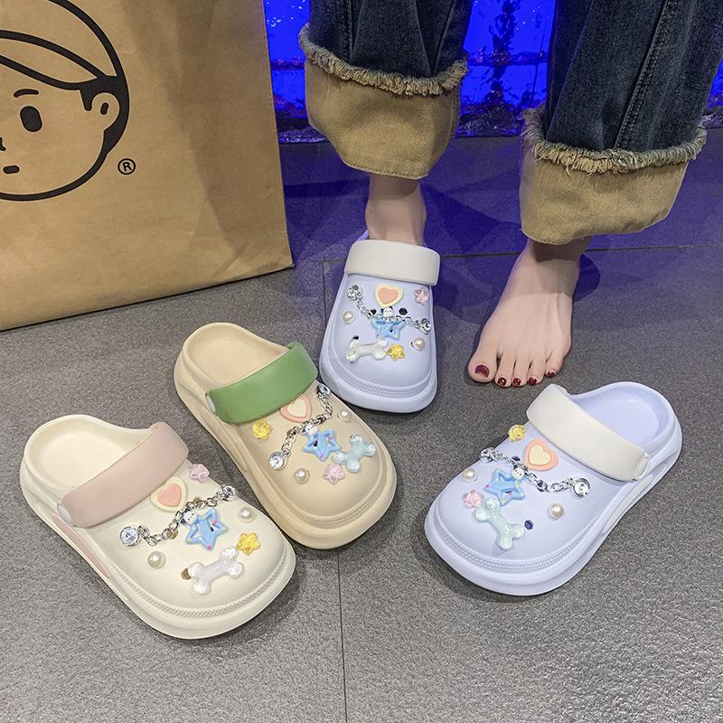 Odnímatelné silné dírkované boty pro léto pro ženy nové domácí protiskluzové zvyšující plážové kreslené chladné pantofle pro venkovní nošení