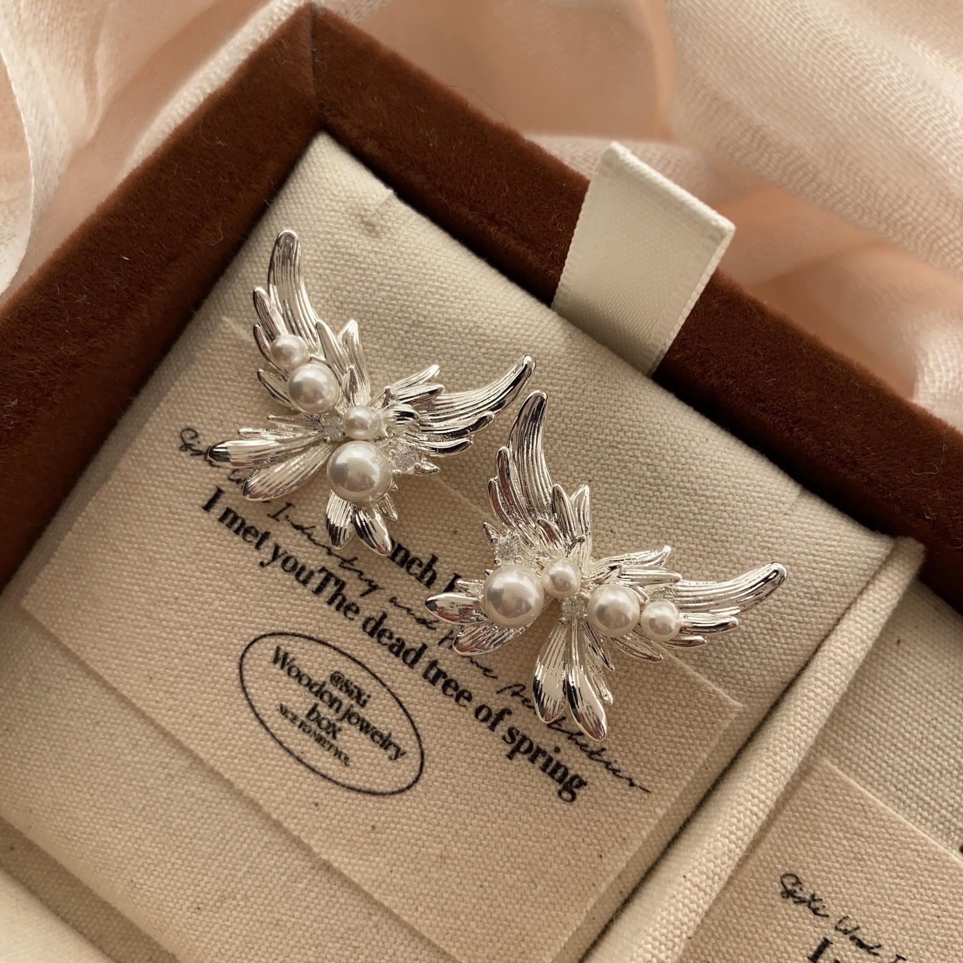 

Light luxury niche design exquisite temperament small simple fresh sweet pearl butterfly stud earrings commuter versatile earrings
