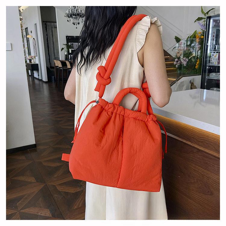 Damen Casual Einzelschultertasche Große Kapazität Nyl Rucksack Damen Daunenbaumwolle Winter Tragetasche Tragbare Make-up Handtasche