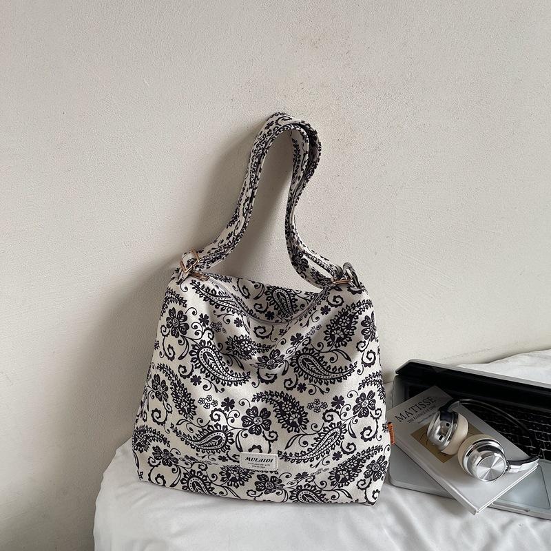 

Casual retro niche bag women s autumn and winter new fashion shoulder messenger bag versatile tote bag